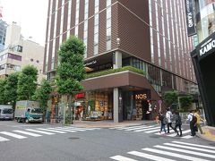 東京・渋谷『ホテルユニゾ』の外観の写真。

2階に見える【Royal Garden Cafe（ロイヤルガーデンカフェ）】に
向かいます。

こちらがオープンした際にリコッタパンケーキを載せました。
青山に本店がありそちらも行ったことがあるし、飯田橋の
『サクラテラス』にある店舗にも行きました。
2018年3月29日にオープンした東京ミッドタウン日比谷の【Q CAFE
by Royal Garden Cafe】はこちら↓

<2018年4月8日に香港点心専門店【添好運（ティム・ホー・ワン）】
日比谷店が日本初上陸！ 
2018年3月29日に『東京ミッドタウン日比谷』がオープン！！ 
モエシャンなど気付いたら飲みまくりなブログにw
「LEXUS（レクサス）」のカフェ【THE SPINDLE（ザ・スピンドル）】
カジュアルフレンチ【morceau（モルソー）】、
【中国料理 礼華 四君子草】などの飲食店>

https://4travel.jp/travelogue/11340412