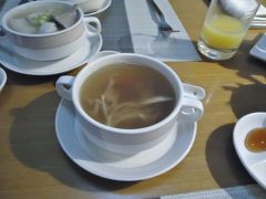 メニューには台南名物フードがあり、お奨めされたのでお願いしました。
生姜のきいた「牛肉湯」。美味しい。