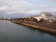 高知県立美術館です！
大きな河沿いに建てられた立派な美術館。
地方に行くと必ずそこの県立美術館へ行くのが最近のブーム。
結構掘り出し物や都内で展覧会が開催されたら人が殺到しそうな名作を持っていたりするので好きです。
かなりリーズナブル、そして空いているのも魅力の一つ！