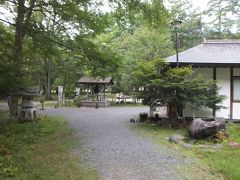 湯ノ湖からものの数分で温泉寺に着きました。