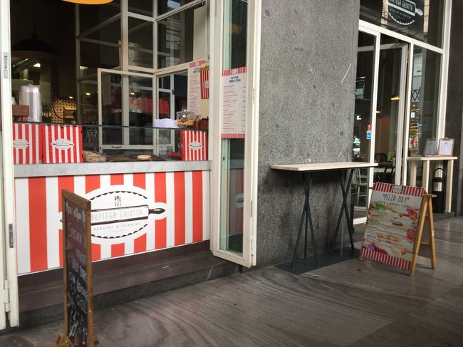 「街を歩いて目についたカフェに入りまくる」が今日の予定です。<br />まずはこのカフェから。