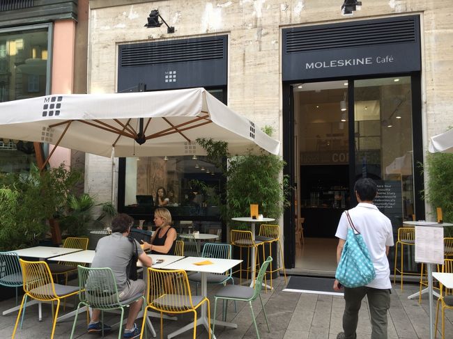 カフェでは外で飲む人が圧倒的に多いようです。