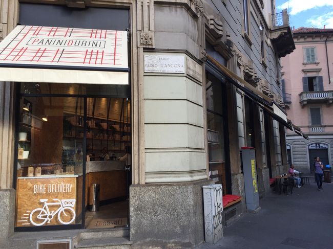 人通りのない路地でも必ずカフェがあります。