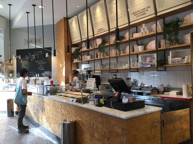 コーヒーを作る工程に興味がある夫。カウンターを見つめています。