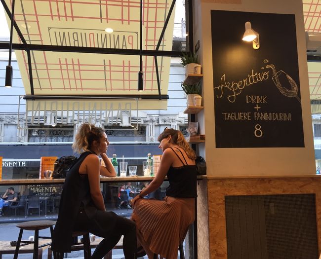 地元の若者がお喋りする光景もカフェになじんでいます。