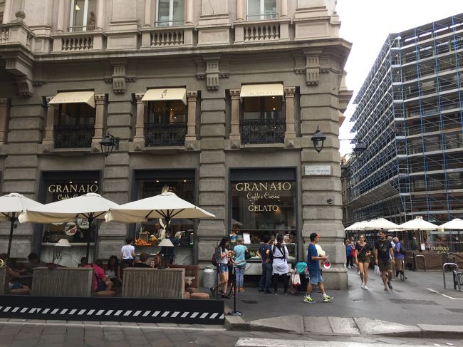 カフェが街の風景にとてもマッチしていますね！<br />ここかしこにこんな風景があるミラノは、どこをとってもフォトジェニック！