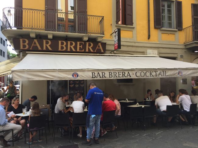 平日の昼間ですが地元のおじさんたちが集っておしゃべりするカフェ。<br />なんかいい感じです。<br />