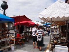 五条通まで戻ると、すでに陶器まつりのお店が開いていました。お皿やカップ、湯飲み、おちょこ、いろいろあります。
お店により雰囲気もお値段もいろいろ。
気に入ったものをいくつか購入し、駅へと向かいました。