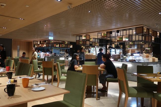 〇　ginger @ Holiday Inn Bangkok<br /><br />このレストランの開放的な感じ好きです。ほかのホテルのレストランと違って中国人も少ないし、ごちゃごちゃしていなくてゆっくりできます。<br /><br />でもこの日は中華系（中国人ではない、おそらくマレーシア人？）のおじさんとおばさんがいきなり喧嘩しだして、驚きました。