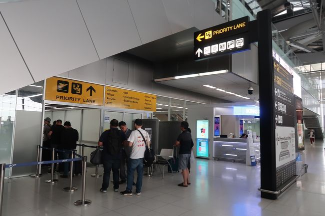 赤ちゃん連れはプライオリティレーンが通れるのがありがたいです。