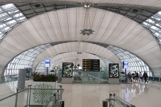 手荷物検査、出国審査を終えて、途中お手洗いなどよりつつゲートへ。