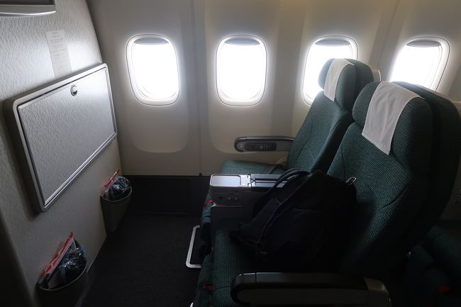 帰りもエコノミー最前列。窓際。
