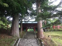 来た道を戻っている途中、天気が良いので余裕こいて中禅寺湖畔に鎮座する二荒山神社中宮祠に寄ってみました。