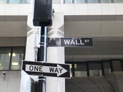 金融経済の中心地だったウォール街を歩きます。
