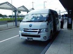 2018.08.13　熊本空港
無料バスがやってきた。もっと使っていいと思うのだが、熊本県民は公共交通を使わず、それ以上に飛行機を使わない。