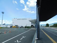 2018.08.13　熊本空港
だいぶ長いこと熊本県に住んでいるが、熊本空港から国際線に乗るのは生まれて初めてである。だいたい地方都市はＬＣＣが強気の値段設定でやってくるので高い。５０００円枠が売り切れて、仁川までたしか８０００円だったと思う。お盆時期なのでやむを得ない値段か…