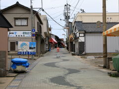 いつもの様にこの時間は人の気配なし。

お土産店が並ぶ小路を進む。