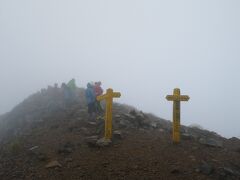 そして、「え、ここ山頂？」って感じで7:25鹿島槍ヶ岳南峰到着。よりによって山頂が一番ガスってた。。。