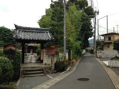 新丸太町を通過し更に北上。なんの変哲もない普通の街並みを走ります。
左のお寺は遍照寺。