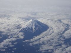 おお、富士山です！東京から福岡へ戻る機内から、雪を頂いた雄姿がばっちり拝めました。このために、福岡行はいつも左側窓側の席を予約するんです。

日本に帰ってきたんだな～　しみじみ～
ただいま～～　ヽ(^o^)丿