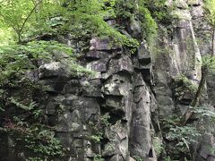 馬門（まかど）岩です。十和田湖の決壊により現れました。