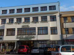 　終点のバスターミナルからホテルまで徒歩８分程度でした。スメタナ広場に面したズラター・フヴェズダ（Hotel Zlata Hvezda）でガイドブックにも載ってる３ッ星ホテルです。