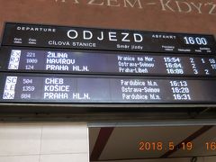 　オロモウツ駅に着くと列車が軒並み遅れています。Ceska Trebova でリトミシュル行のバスの乗り換え時間がたった５分なのでヤキモキしましたが、ふと時刻表を見たら１本前のプラハ行があることに気づきました。