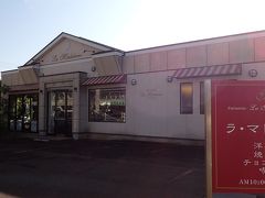 で、他にどこか座れそうなカフェとかがないかと探したところ、徒歩でそう遠くないところに、イートインスペースのある洋菓子店が(*^｡^*)
早速やってきたのがこちら「ラ・マドレーヌ」さん
…けど、来たはいいけど、ここも混んどんちゃうん？？という夫の心配をよそに…
何と言うことでしょう…！！席も空いとうやん～～！！＼(^O^)／
ありがたや～(*^｡^*)