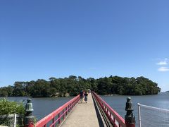 下船後は【福浦島】へ。

海岸東側に見える島で、朱塗りの橋（福浦橋）が架かっています。有料です。
島全体が県立自然植物園となっており、松林の中にツバキ・カエデ・竹など２５０種もの草木が自生しているのだとか。

