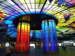 MRT美麗島駅です。
ここ美麗島駅は、高雄で一番有名な夜市「六合国際観光夜市」の最寄り駅として知られているそうですが、このステンドグラスも有名なんですって。