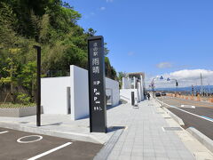 10：40　次はなぜか人気高い雨晴海岸。
海岸前にある道の駅は満車。
仕方なく近隣の住宅地にゴメンナサイ駐車。