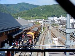 私は嵯峨嵐山のホームへ
もう1度行ってらっしゃーい （嵯峨嵐山駅の2階改札前からパチリ）