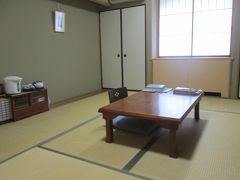 　その後、今日の宿である「長楽寺宿坊　遊行庵」にチェックイン。テレビも時計も無いシンプルな部屋ですが、湯沸かしポットとお茶セットがあって、とっても嬉しかったです。