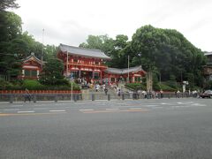 　バスで八坂神社前に戻ってきました。