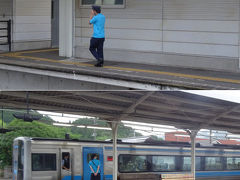 　土佐くろしお鉄道の乗務員。頭には制帽、下半身はスラックスに黒革靴なのに、上半身はポロシャツ？クールビズなのか？


　前日窪川駅で見掛けた車掌も、上半身ポロシャツだったな。ポロシャツに制帽って、なんか変。