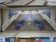 　フリーきっぷのエリア境界な児島駅で下車。駅の中は、壁から階段からジーンズだらけ。


（　´・д・）そういえば、児島ってジーンズを売りにしてる街だっけ。

　自動販売機もロッカーも窓ガラスにまでジーンズ柄をベタベタと。しつこいねぇ。