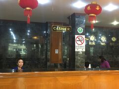 チェックアウト あらためて思いますが 中華風でラオス感弱い！（ラオス感って？何かしら～）

※ 新品帽子忘れてきたロビーに…姐さんが使ってくれると良いな ♡