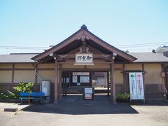 と、そんなこんなであっという間に御室仁和寺駅に到着。
正面には「御室駅」としか書いてありませんが、駅名の通り仁和寺の最寄り駅です。