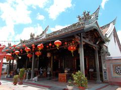 中国寺院にやってきました。
チェンフンテン（青雲亭、Cheng Hoon Teng）という仏教のお寺。
17世紀に建造された、マレーシア最古の寺だそうです。