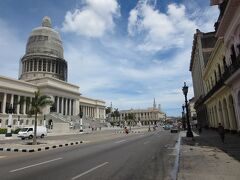 旧市街までタクシーで10分ほど。
まずはランドマークのEL Capitolio（旧国会議事堂）をめざし
そこからは徒歩で。