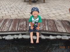 亀川温泉の足湯へ。

ここは、去年も来て1歳で
一人で足湯をさせた思い出の場所。

まさか、1年でこんなにやんちゃになるとは！