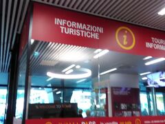　出てきたスーツケースを受け取ったら電車のマークを見ながら進むと、鉄道駅まで簡単に行き着きます。途中でインフォメーションを見つけたので72時間有効のローマパスを手に入れました。38.50ユーロでした。レオナルドエキスプレスのチケットはここにはありませんでしたので、ホームのすぐそばのチケット売り場で買いました。14ユーロだと思っていたら16ユーロ取られました。イタリア語が読めないので、その時は何の２ユーロ？と思っていましたが、たぶんそこは旅行社で手数料だったのだと思います。その直前に寄った反対側の売り場ではチケットをすぐには売ってくれなくて、今からすぐ発車するバスがあるからバス乗り場に行こうとバスチケットを買わされそうになりました。急いでいたのでどこに自動販売機があったのかわかりませんでしたが、レオナルドエキスプレスのチケットは自動販売機をお勧めします。