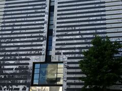 ワタリウム美術館の前面です。４階までエレベーターで上がってから見学開始。現在（8/17）「理由なき反抗展」開催中です。黄永〔石水〕氏作の、中華包丁を多数使った梯子が衝撃的でした。