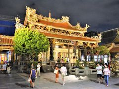 ここは、台北で一番のパワースポット。
寺自体の造りも豪華で、
屋根の上にある瑠璃細工の龍たちや
鳳凰が見事です～。