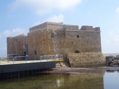 パフォス城（全景）（ビザンティン時代に砦として建てられ、ヴェネチア人　オスマントルコと再建された。監獄　モスク　倉庫として利用されました。英国支配時は塩の倉庫でした。）