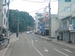 バスは長崎の町を走ります。