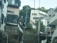 少し南へ下ったところにある一本鳥居。（山王神社の二の鳥居）
原爆で破壊され一本柱だけになってしまったそうです。