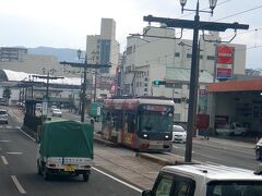 次々にやって来る崎電鉄（長崎電気軌道）の路面電車を見ながら南へ。