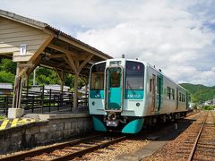 上りのディーゼルカーに乗り込みます。非電化の駅は空がすっきりしていていいですね。