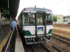 徳島駅に到着。予定では徳島駅ホームにあるそば屋で祖谷そばを食べるつもりでしたが休業中。予定を変更して特急剣山9号に飛び乗り、阿波池田を目指します。